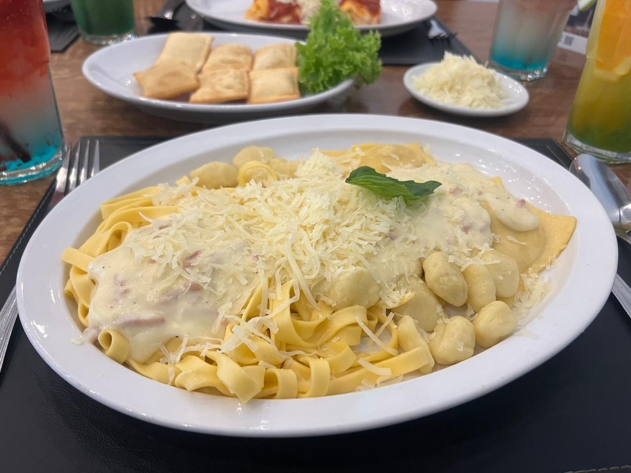 Tripasta Alfredo