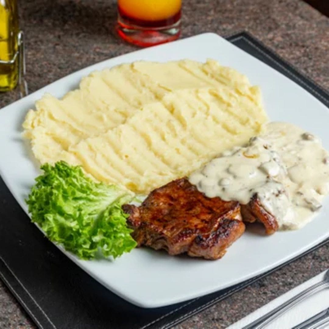 Lomo con Salsa de Champiñón y Puré