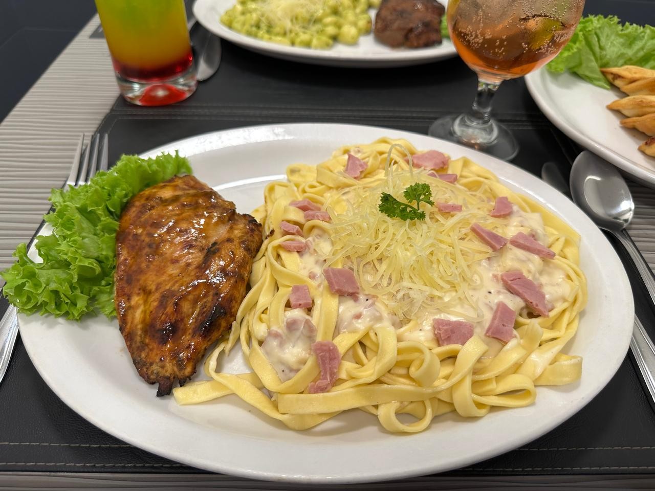 Fetuccini Alfredo Pollo Grillé